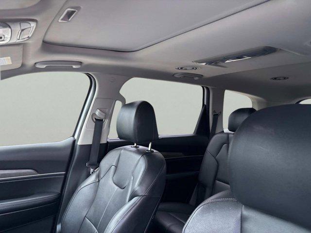 Photo of 2022 Glacial White Pearl Kia Telluride