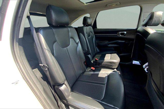 Photo of 2022 Glacial White Pearl Kia Sorento