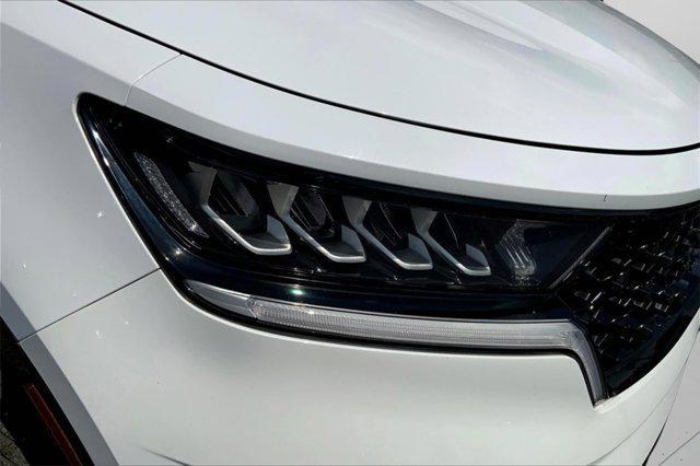Photo of 2022 Glacial White Pearl Kia Sorento