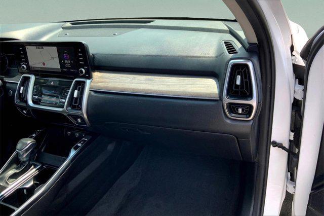 Photo of 2022 Glacial White Pearl Kia Sorento