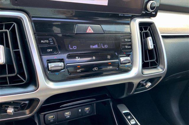 Photo of 2022 Glacial White Pearl Kia Sorento