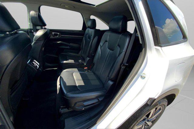 Photo of 2022 Glacial White Pearl Kia Sorento
