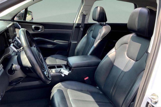 Photo of 2022 Glacial White Pearl Kia Sorento