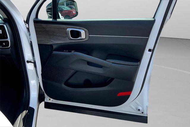Photo of 2022 Glacial White Pearl Kia Sorento