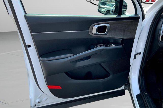 Photo of 2022 Glacial White Pearl Kia Sorento