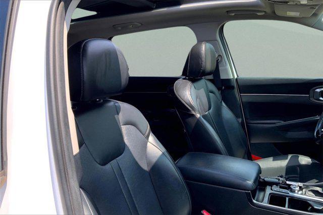 Photo of 2022 Glacial White Pearl Kia Sorento