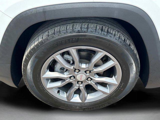 Photo of 2022 Summit White GMC Terrain