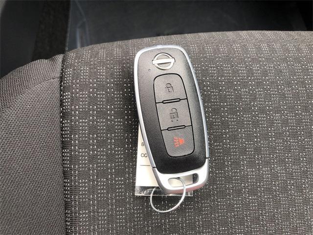 Photo of 2025 Gun Metallic Nissan Kicks