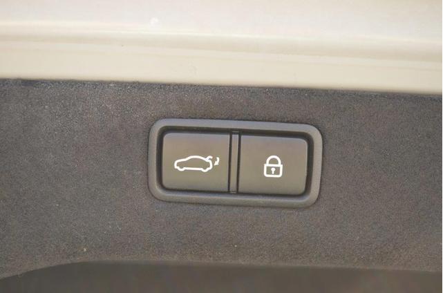 Photo of 2017 Silver Or Aluminum Kia K900