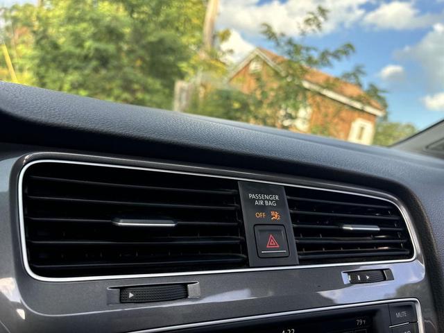 Photo of 2017 Reflex Silver Metallic Volkswagen Golf Alltrack
