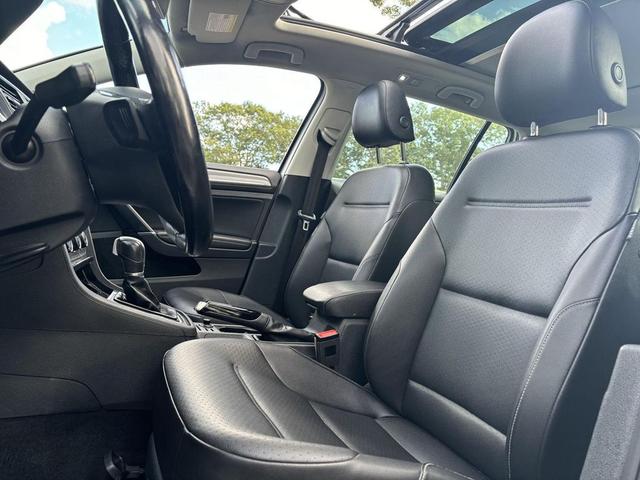 Photo of 2017 Reflex Silver Metallic Volkswagen Golf Alltrack