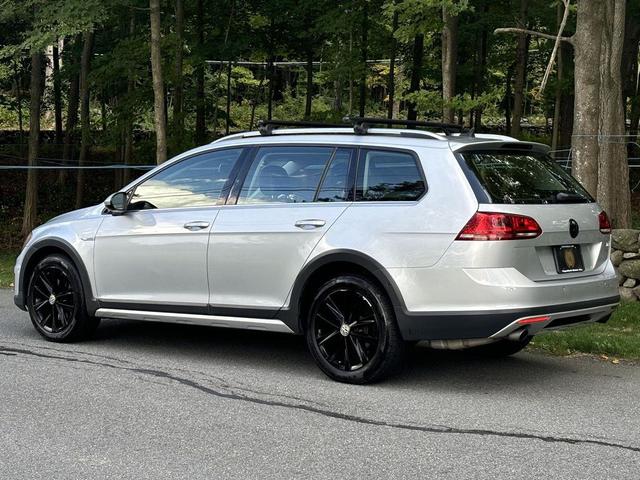 Photo of 2017 Reflex Silver Metallic Volkswagen Golf Alltrack