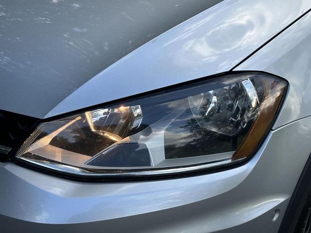 Photo of 2017 Reflex Silver Metallic Volkswagen Golf Alltrack