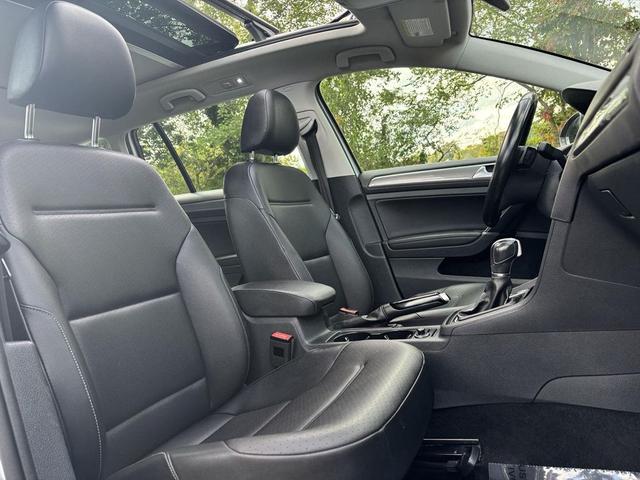 Photo of 2017 Reflex Silver Metallic Volkswagen Golf Alltrack