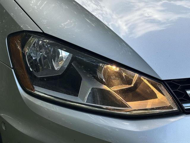 Photo of 2017 Reflex Silver Metallic Volkswagen Golf Alltrack