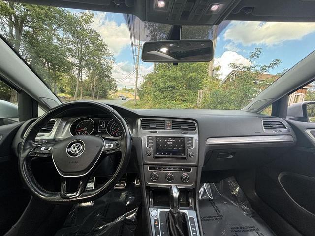 Photo of 2017 Reflex Silver Metallic Volkswagen Golf Alltrack