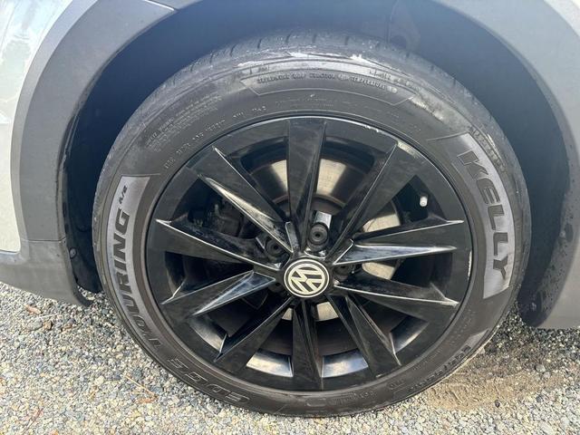 Photo of 2017 Reflex Silver Metallic Volkswagen Golf Alltrack