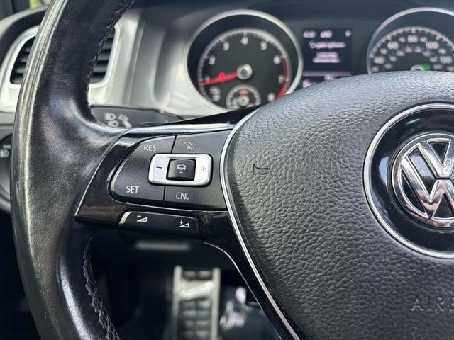 Photo of 2017 Reflex Silver Metallic Volkswagen Golf Alltrack