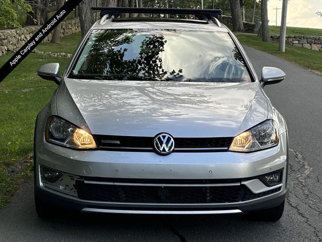 Photo of 2017 Reflex Silver Metallic Volkswagen Golf Alltrack