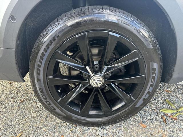 Photo of 2017 Reflex Silver Metallic Volkswagen Golf Alltrack