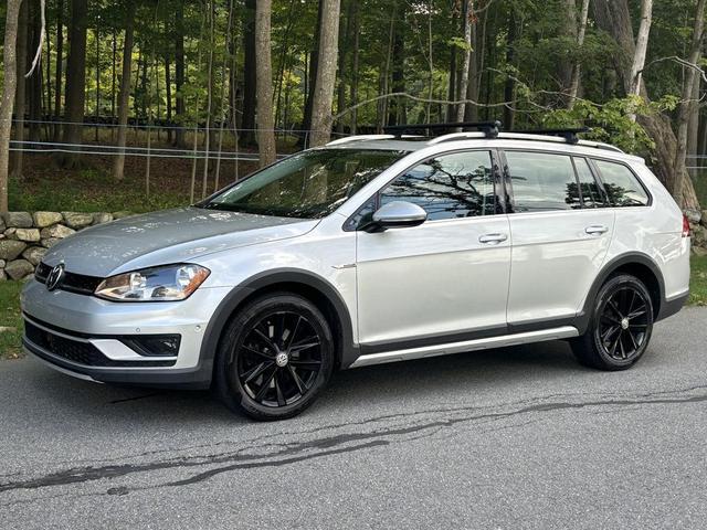 Photo of 2017 Reflex Silver Metallic Volkswagen Golf Alltrack