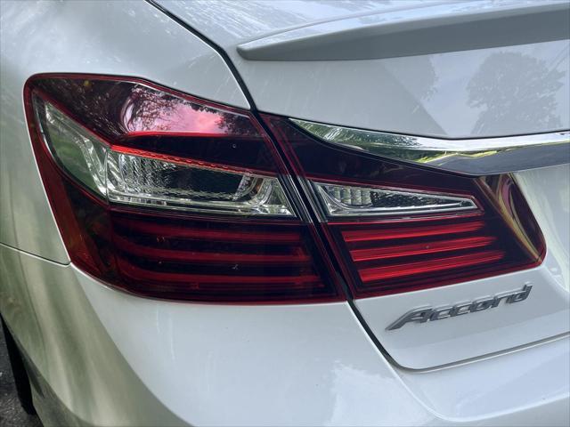 Photo of 2016 White Orchid Pearl Honda Accord