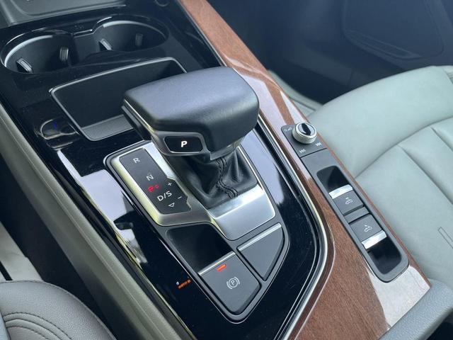 Photo of 2022 Brilliant Black/Black Roof Audi A5