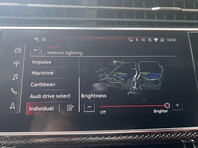 Photo of 2023 Glacier White Metallic Audi SQ7