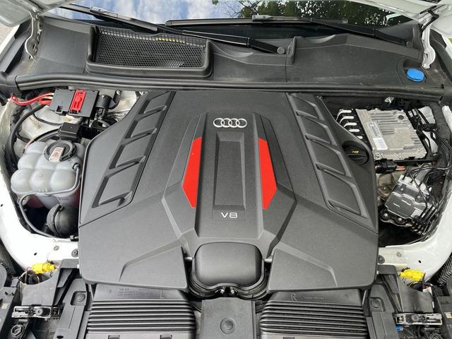 Photo of 2023 Glacier White Metallic Audi SQ7