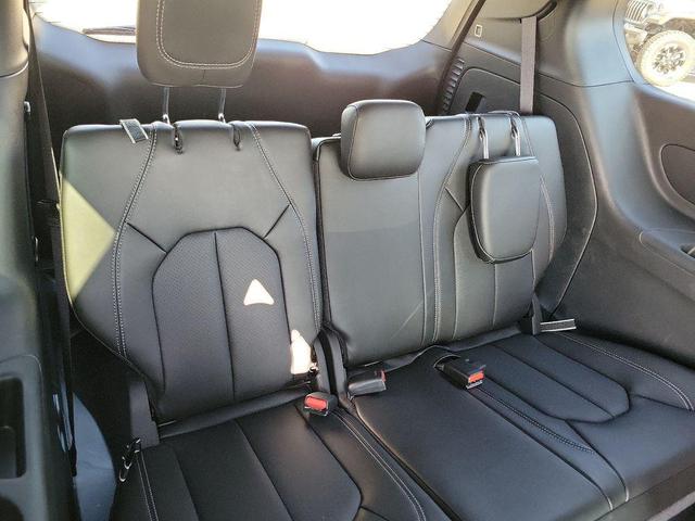 Photo of 2025 Diamond Black Crystal Pearlcoat Chrysler Voyager