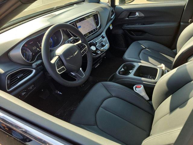 Photo of 2025 Diamond Black Crystal Pearlcoat Chrysler Voyager