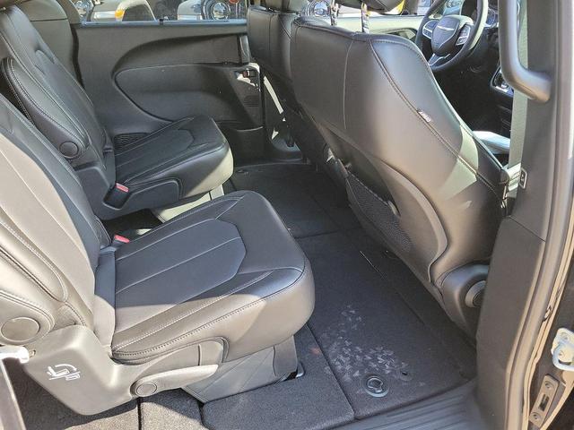 Photo of 2025 Diamond Black Crystal Pearlcoat Chrysler Voyager