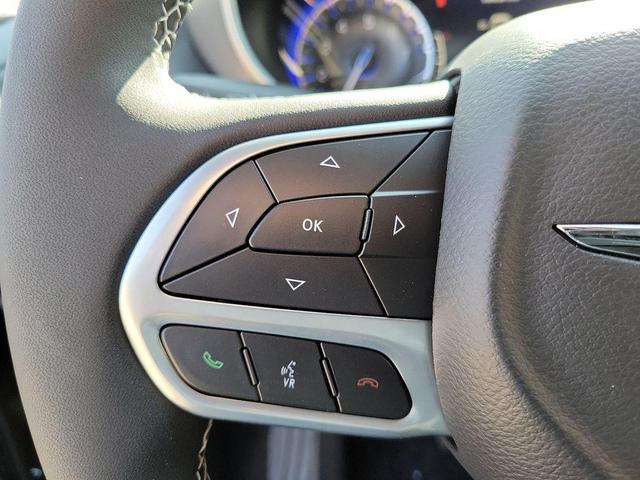 Photo of 2025 Diamond Black Crystal Pearlcoat Chrysler Voyager