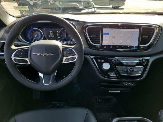 Photo of 2025 Diamond Black Crystal Pearlcoat Chrysler Voyager
