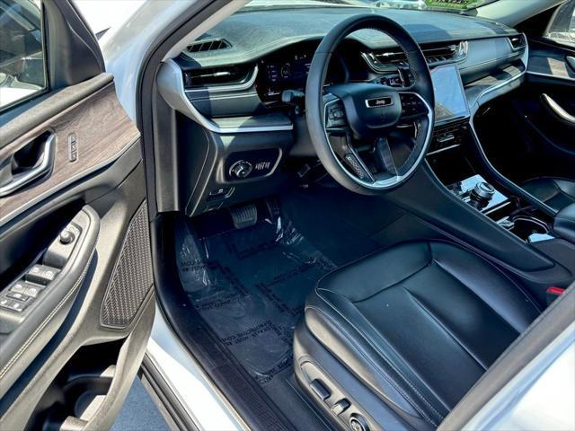 Photo of 2023 Bright White Clearcoat Jeep Grand Cherokee L