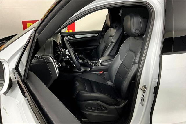 Photo of 2023 Carrara White Metallic Porsche Cayenne