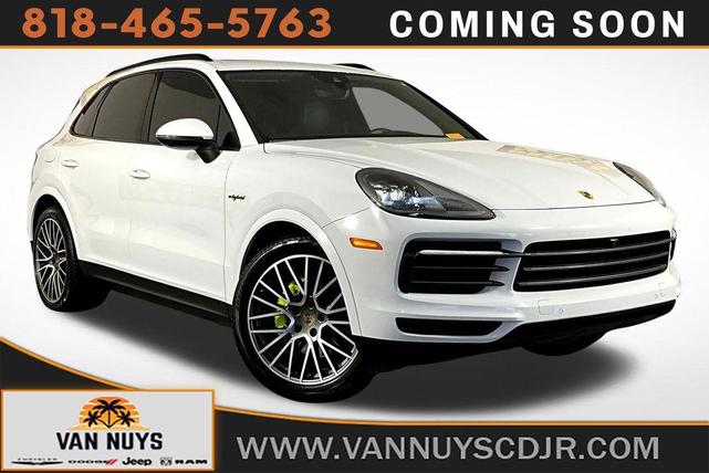 Photo of 2023 Carrara White Metallic Porsche Cayenne