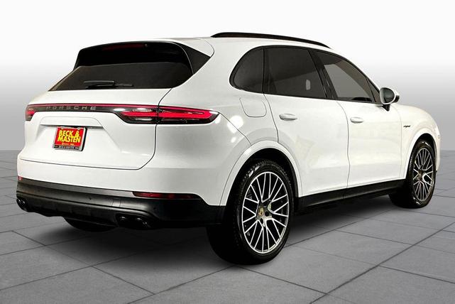 Photo of 2023 Carrara White Metallic Porsche Cayenne