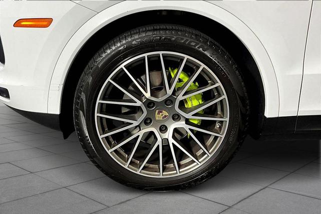 Photo of 2023 Carrara White Metallic Porsche Cayenne