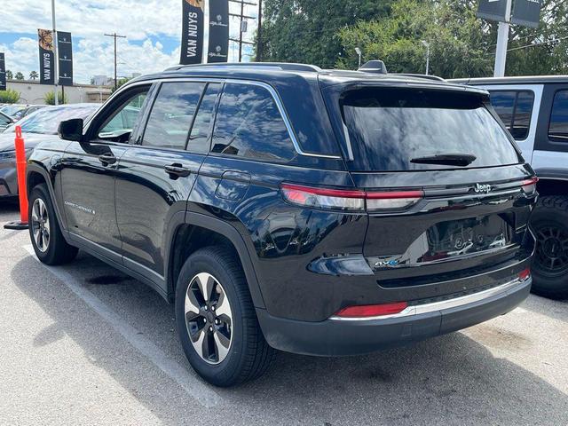 Photo of 2023 Diamond Black Crystal Pearlcoat Jeep Grand Cherokee 4xe