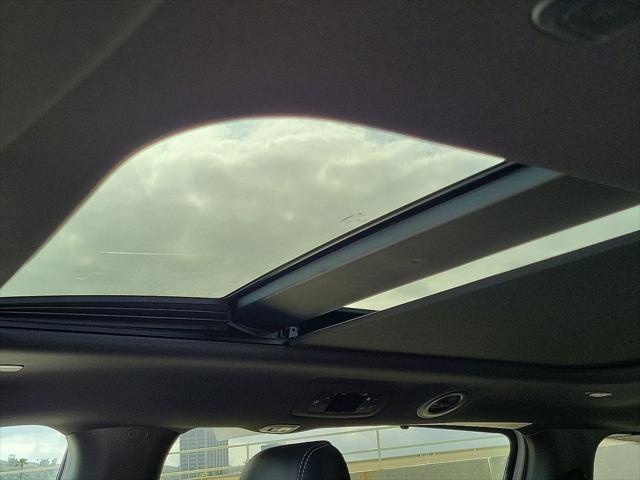 Photo of 2025 Bright White Clearcoat Chrysler Pacifica