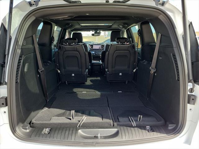 Photo of 2025 Bright White Clearcoat Chrysler Pacifica