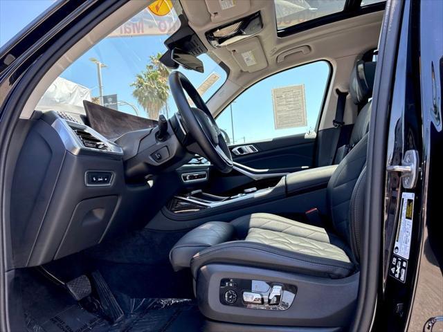 Photo of 2024 Carbon Black Metallic BMW X7