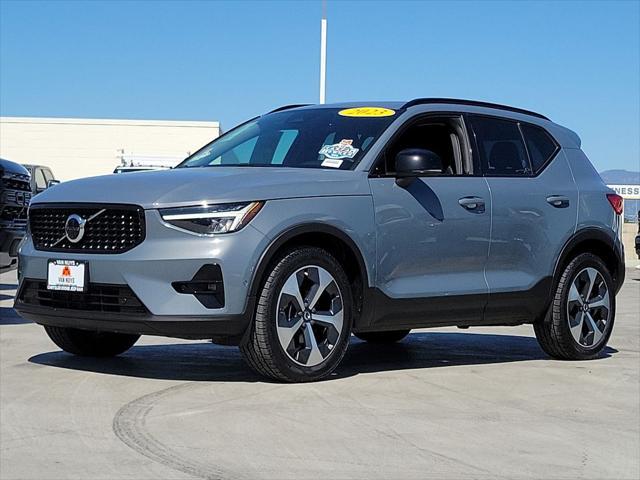 Photo of 2023 Gray Volvo XC40