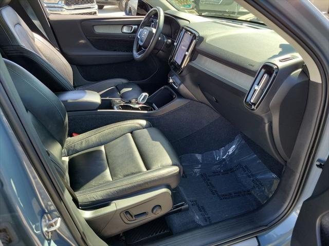 Photo of 2023 Gray Volvo XC40