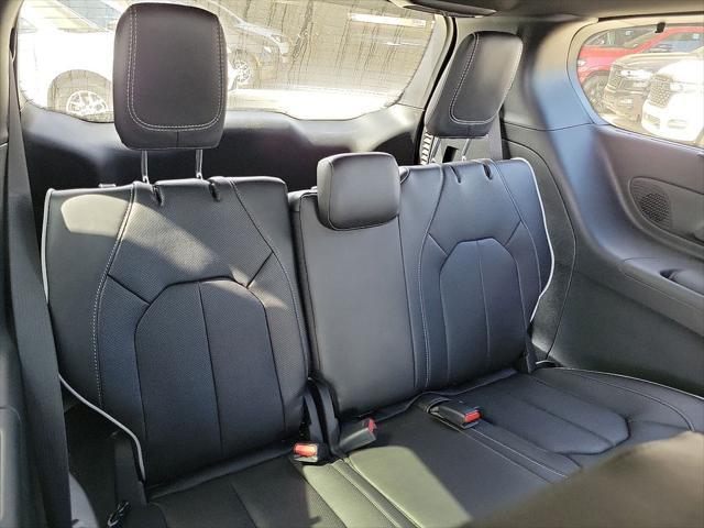 Photo of 2025 Bright White Clearcoat Chrysler Pacifica