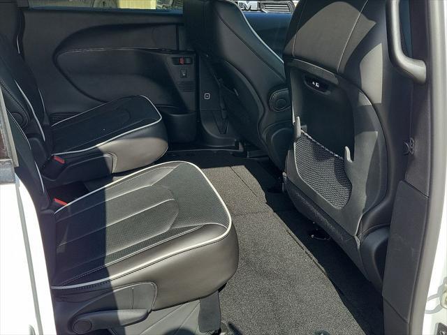 Photo of 2025 Bright White Clearcoat Chrysler Pacifica
