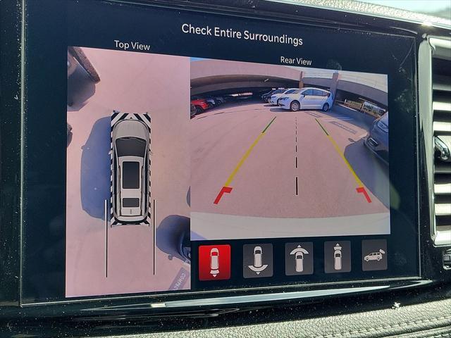 Photo of 2025 Bright White Clearcoat Chrysler Pacifica