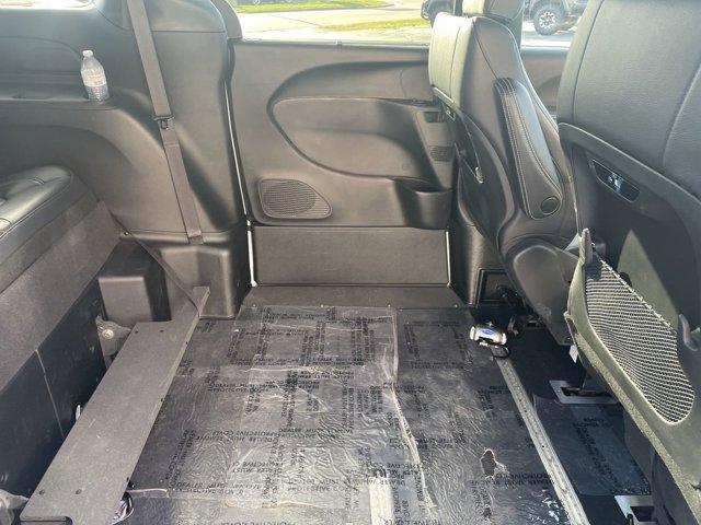 Photo of 2022 Bright White Clearcoat Chrysler Pacifica