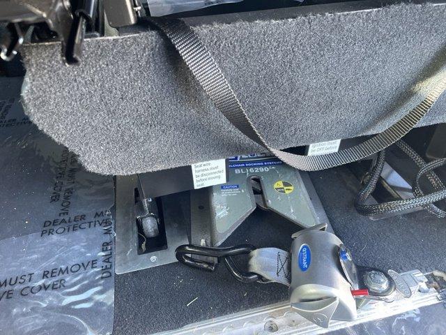 Photo of 2022 Bright White Clearcoat Chrysler Pacifica